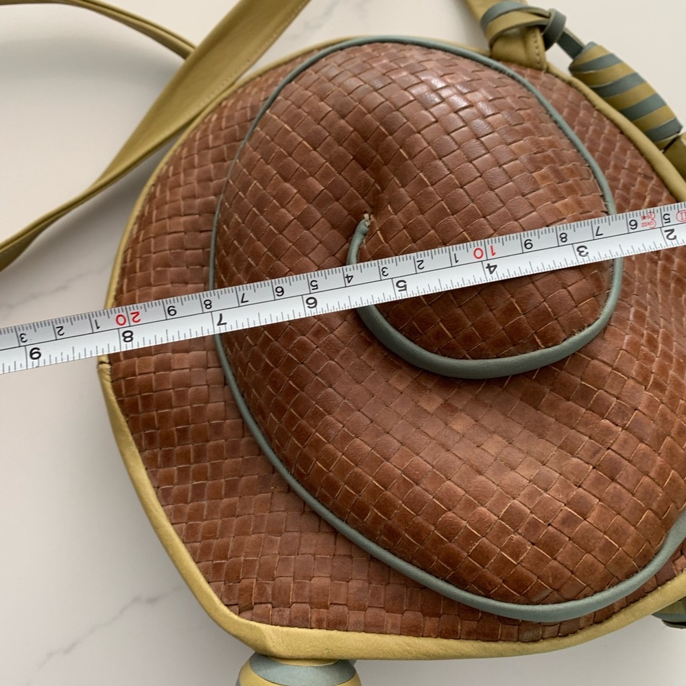 Vintage Carol Hearty Escargot Leather crossbody bag with intricate detail. - Picture 8 of 15